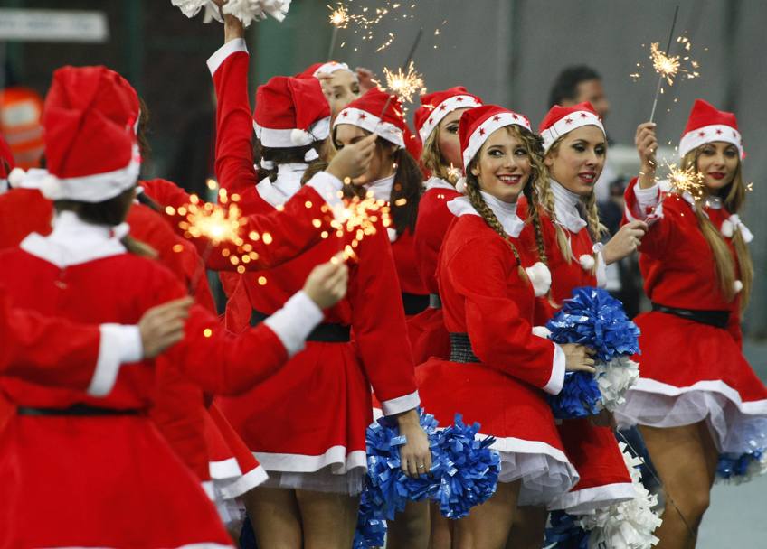 Le cheerleader del Napoli con i vestiti di Babbo Natale. Afp